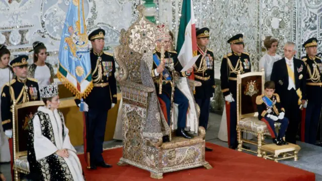 Коронація шаха Мохаммеда Рези Пехлеві в 1967 році в Тегерані. Його син, шахзаде Реза Пехлеві, сидить справа dzzzyzzzyzzzzyqyytqudant