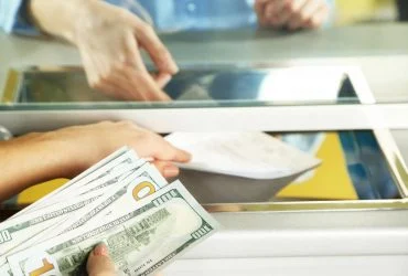 Скільки коштуватимуть 100 доларів в Україні до кінця зими: прогноз банкіра на лютий