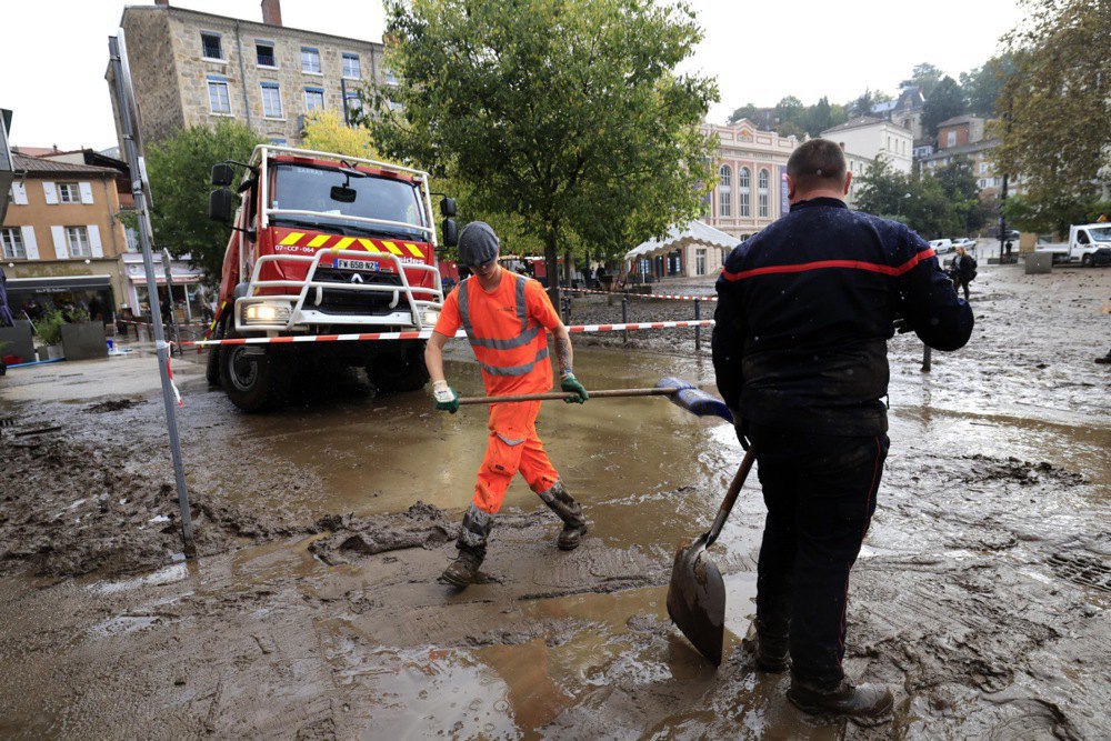 Повені у Франції: відключають світло і затоплює дороги