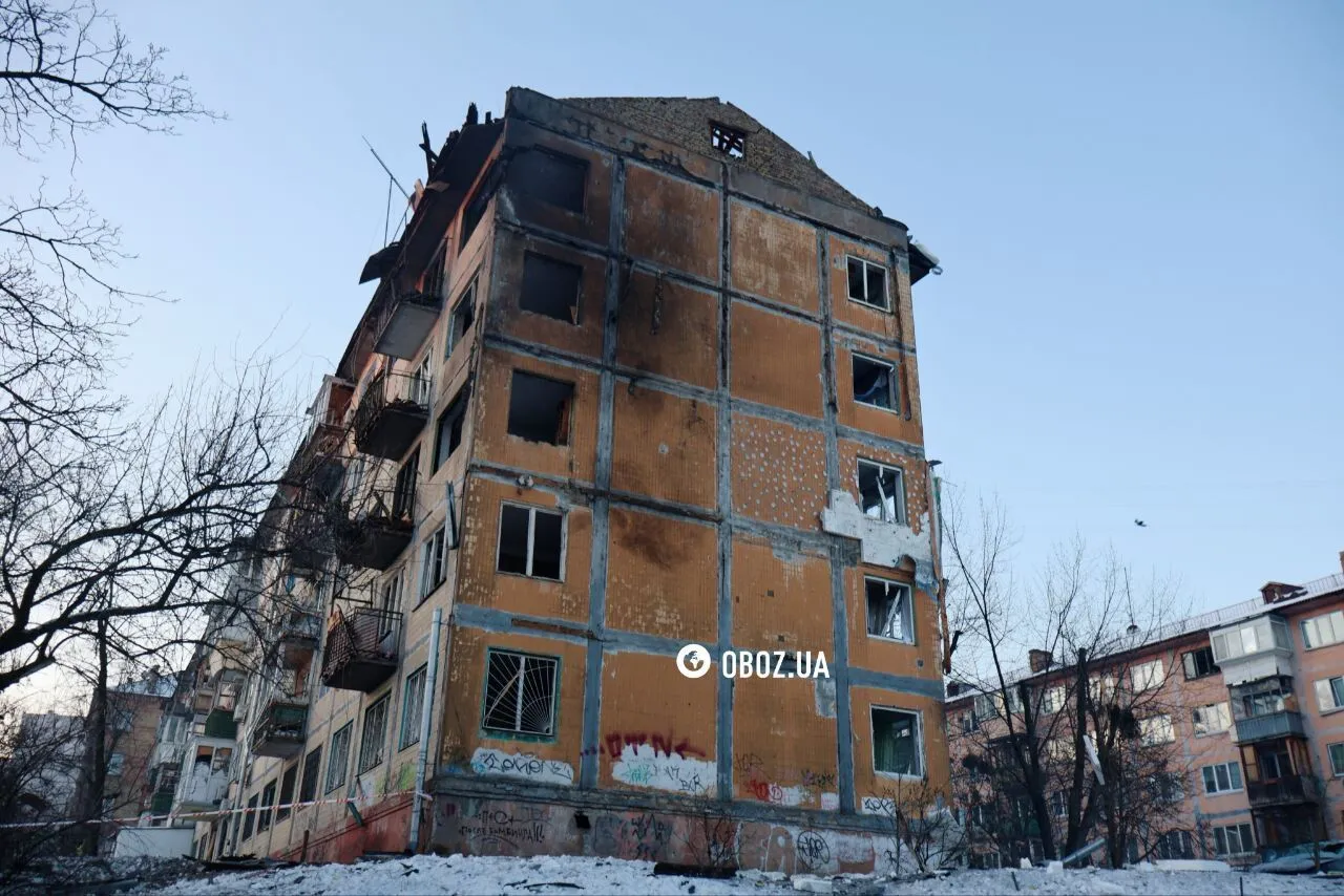 Діра у даху будинку та вибиті вікна: наслідки атаки РФ у Дніпровському районі Києва. Фото та відео dzzzyzzzyzzzzyqyytqudant