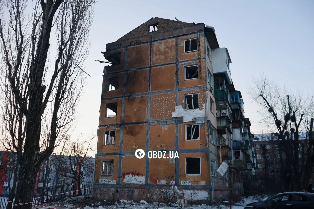 Діра у даху будинку та вибиті вікна: наслідки атаки РФ у Дніпровському районі Києва. Фото та відео