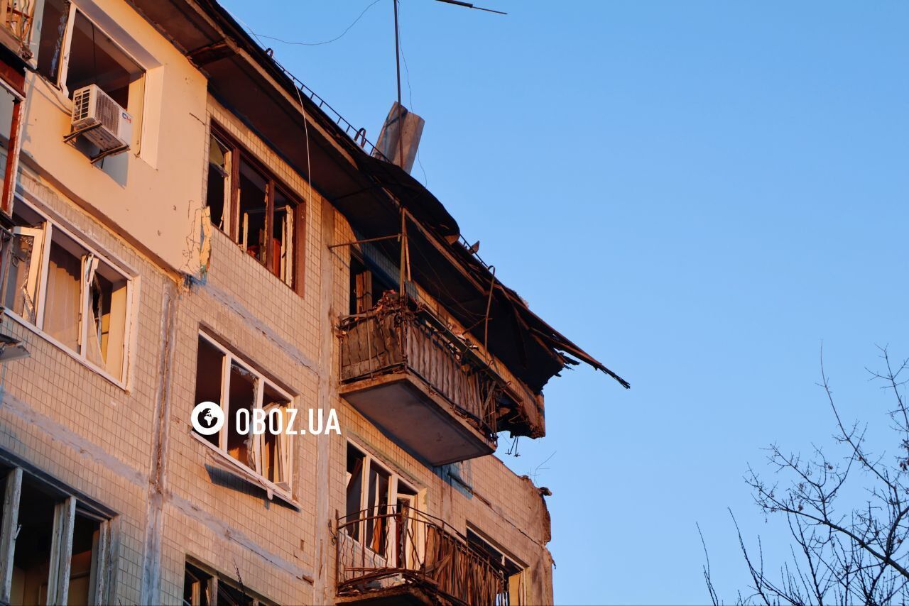 Діра у даху будинку та вибиті вікна: наслідки атаки РФ у Дніпровському районі Києва. Фото та відео