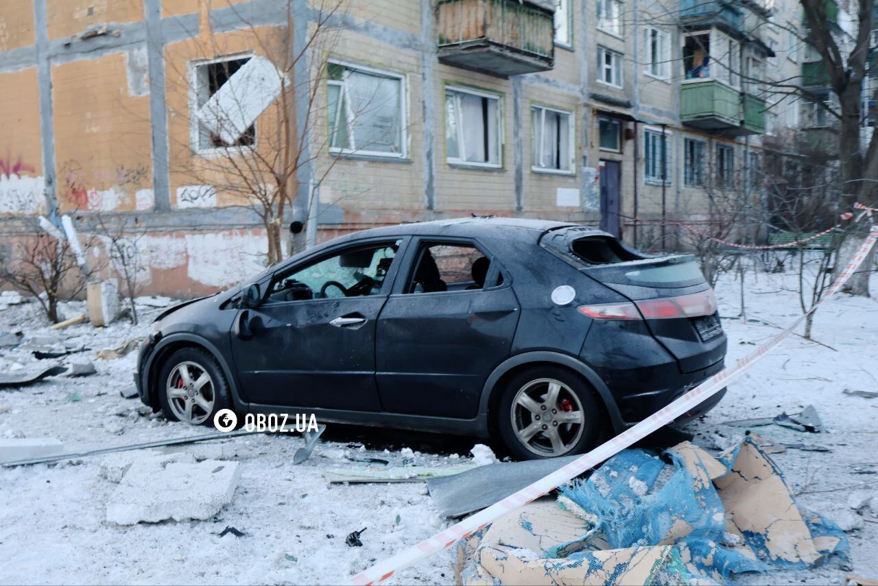 Діра у даху будинку та вибиті вікна: наслідки атаки РФ у Дніпровському районі Києва. Фото та відео