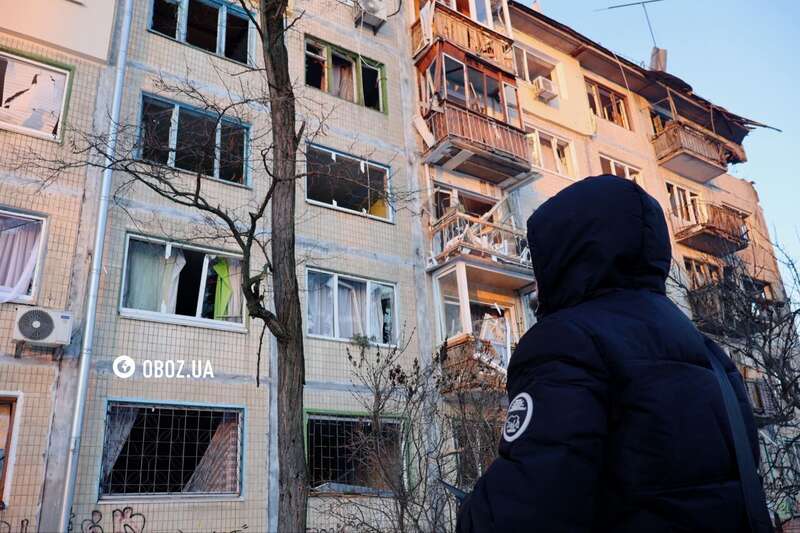 Діра у даху будинку та вибиті вікна: наслідки атаки РФ у Дніпровському районі Києва. Фото та відео