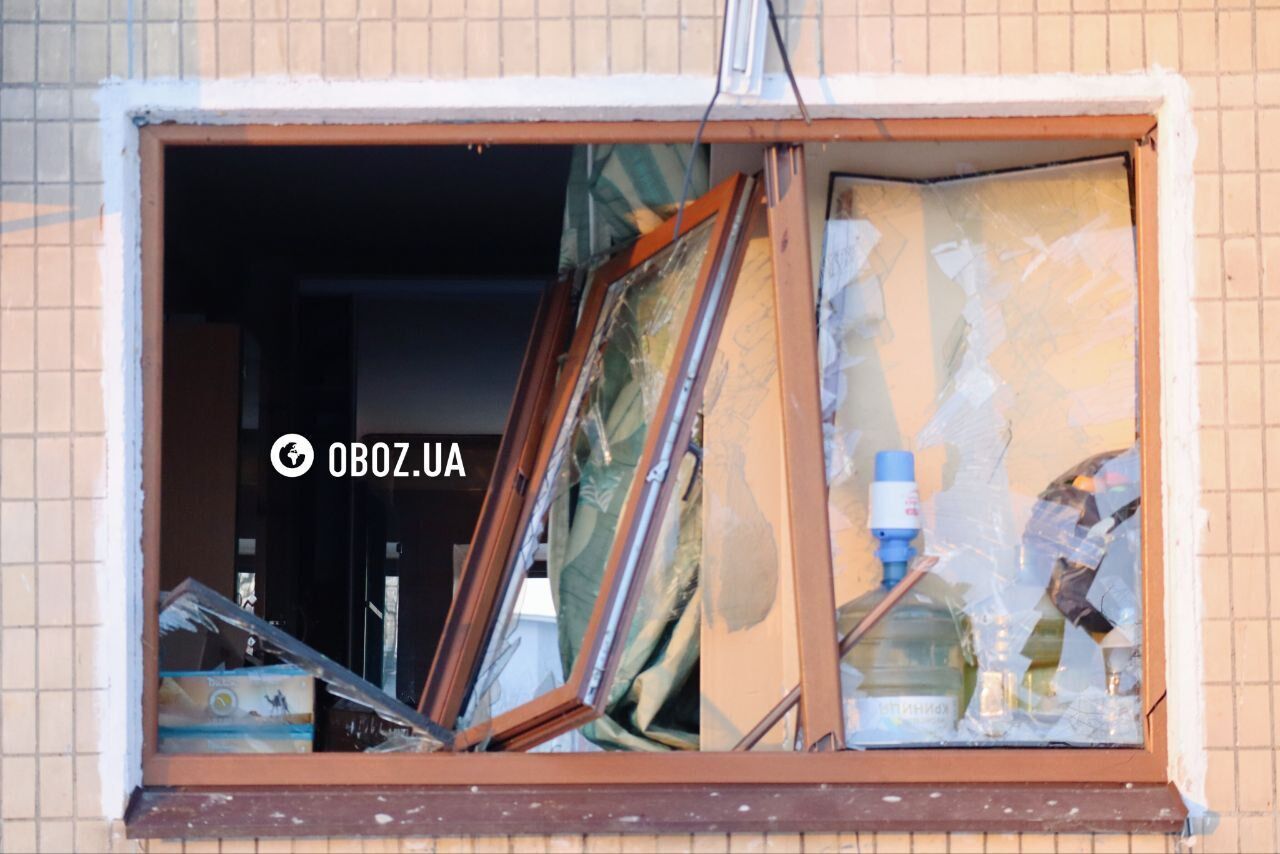 Діра у даху будинку та вибиті вікна: наслідки атаки РФ у Дніпровському районі Києва. Фото та відео