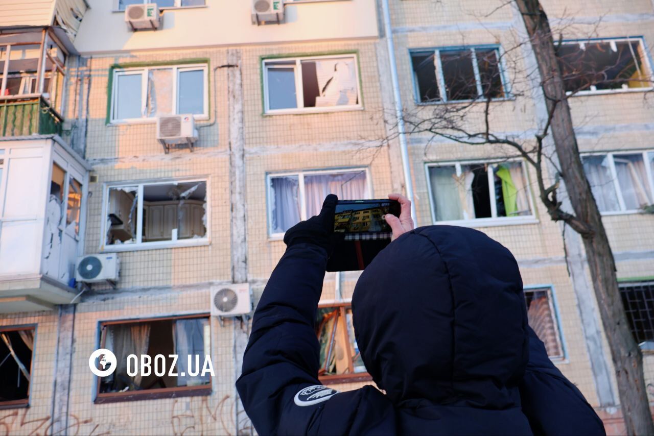 Діра у даху будинку та вибиті вікна: наслідки атаки РФ у Дніпровському районі Києва. Фото та відео