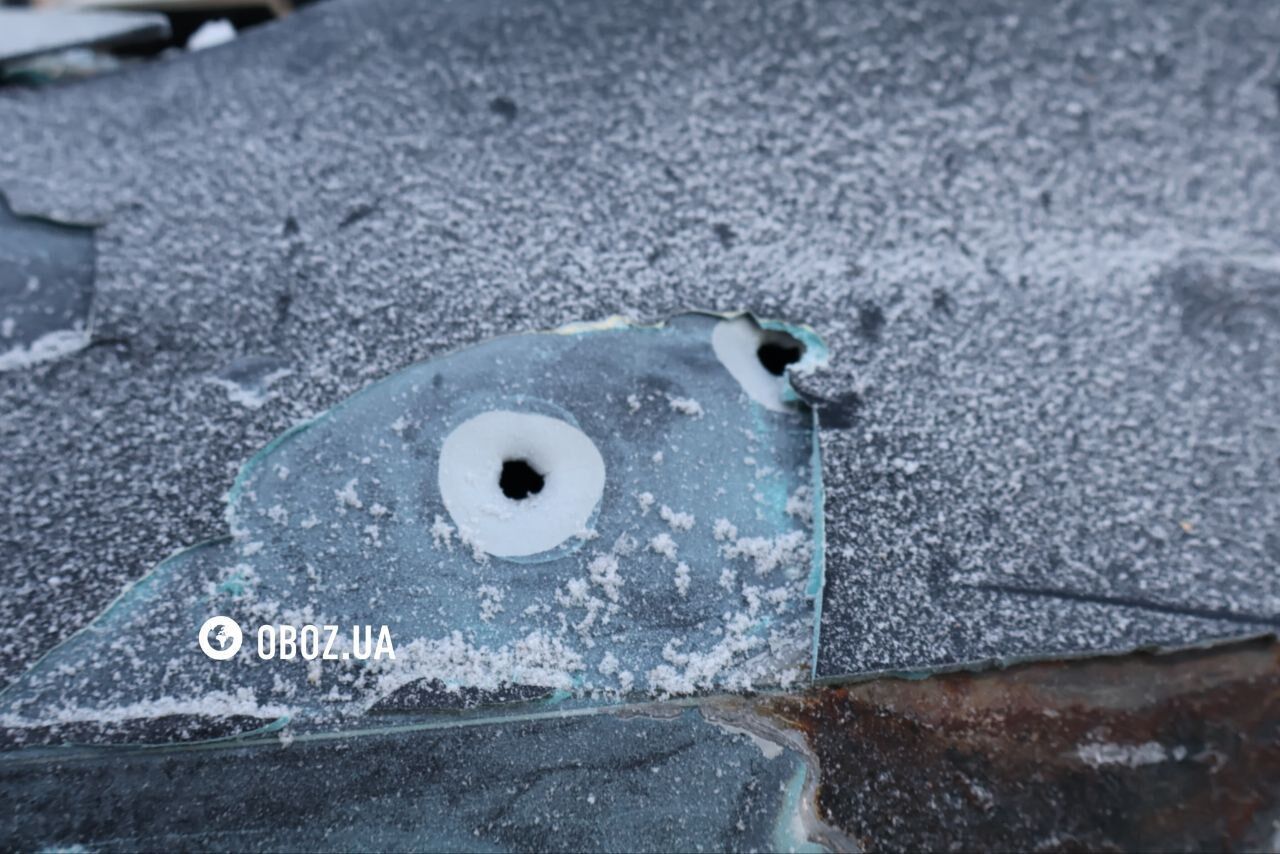 Діра у даху будинку та вибиті вікна: наслідки атаки РФ у Дніпровському районі Києва. Фото та відео