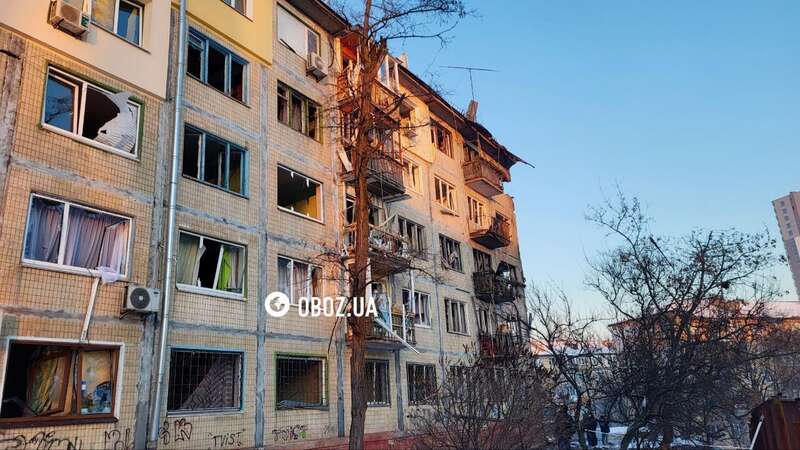 Діра у даху будинку та вибиті вікна: наслідки атаки РФ у Дніпровському районі Києва. Фото та відео