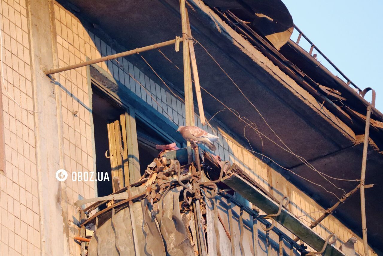Діра у даху будинку та вибиті вікна: наслідки атаки РФ у Дніпровському районі Києва. Фото та відео