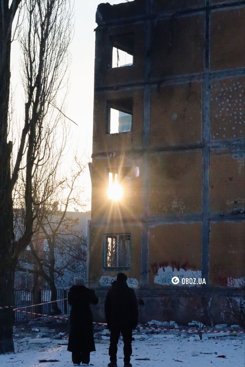 Діра у даху будинку та вибиті вікна: наслідки атаки РФ у Дніпровському районі Києва. Фото та відео