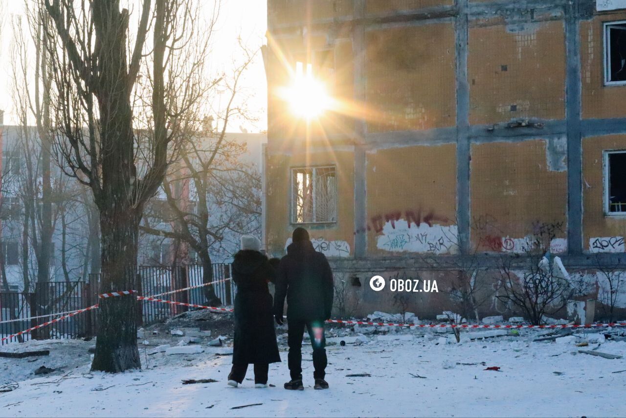 Діра у даху будинку та вибиті вікна: наслідки атаки РФ у Дніпровському районі Києва. Фото та відео