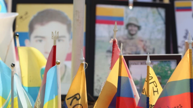 Кілька колумбійських прапорів на місці вшанування загиблих