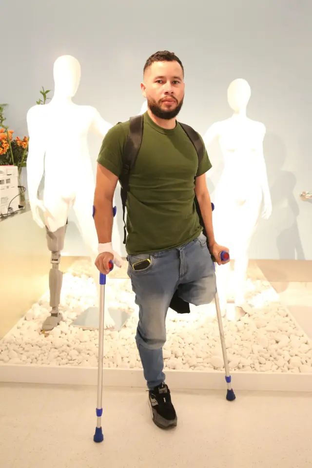 Абель стоїть на милицях