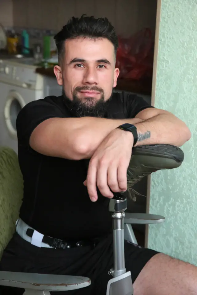 Арабе сидить, спираючись на свою протезну ногу