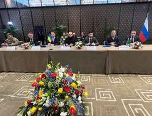 "Дипломатичний театр" у Женеві: як Україна та РФ змагаються за прихильність Трампа, імітуючи прогрес