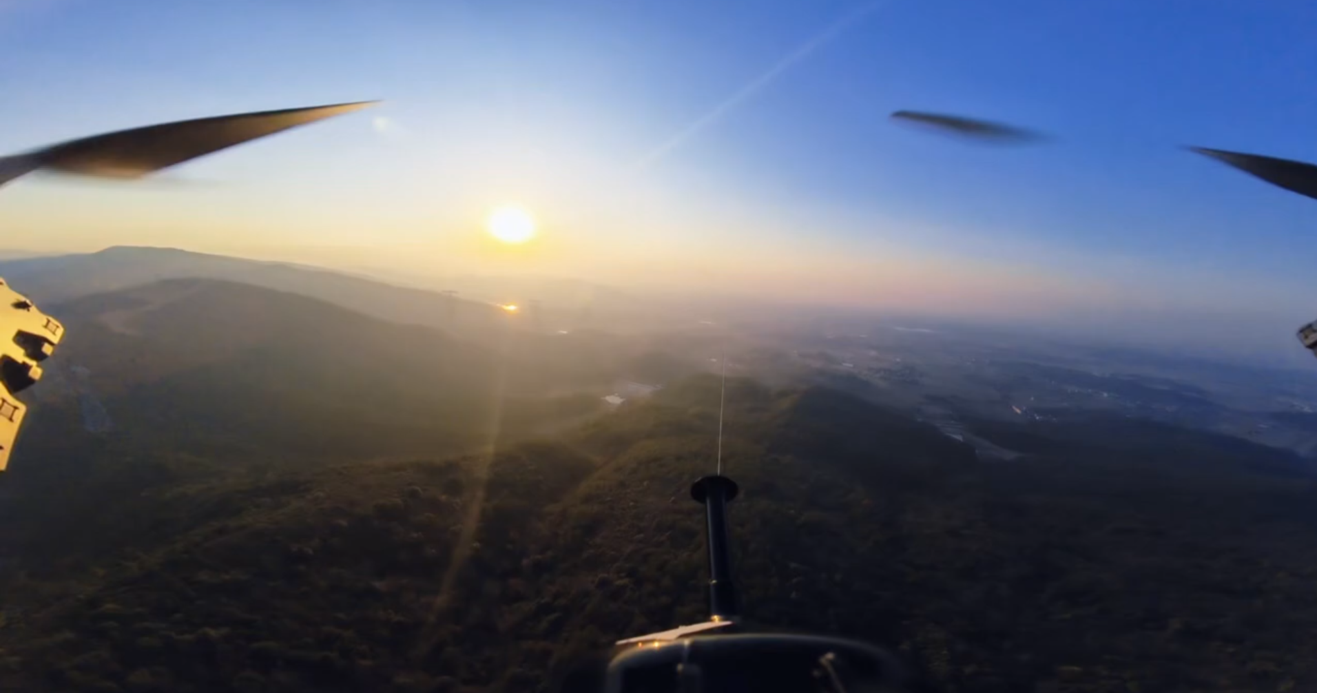 Дрон разматывает оптоволоконный кабель во время полета  dzzzyzzzyzzzzyqyytqudant