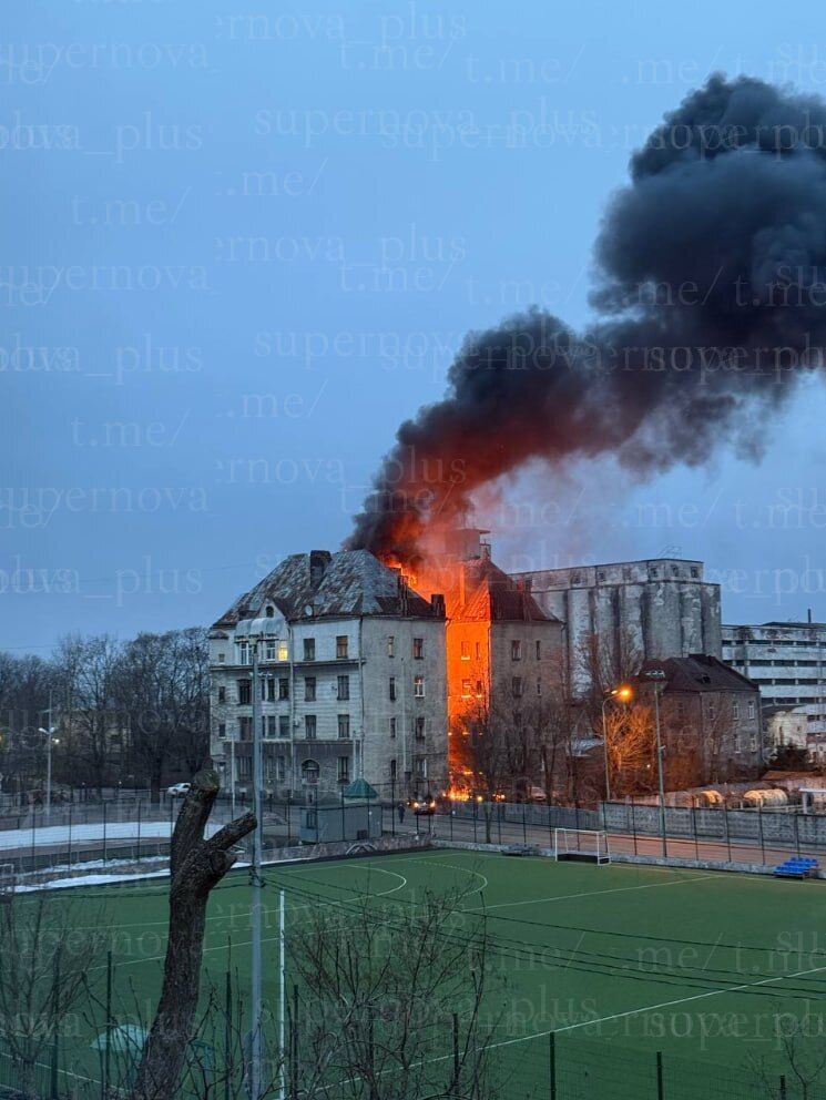 У російському Виборзі атаковано порт: сталася пожежа. Фото і відео