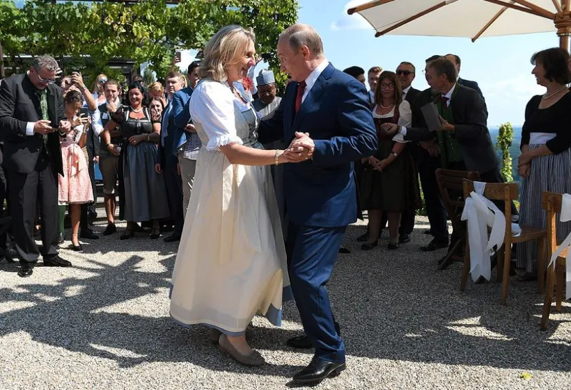 Перебуває під особистим покровительством: ексглаву МЗС Австрії, яка танцювала з Путіним, евакуювали до РФ військовим літаком