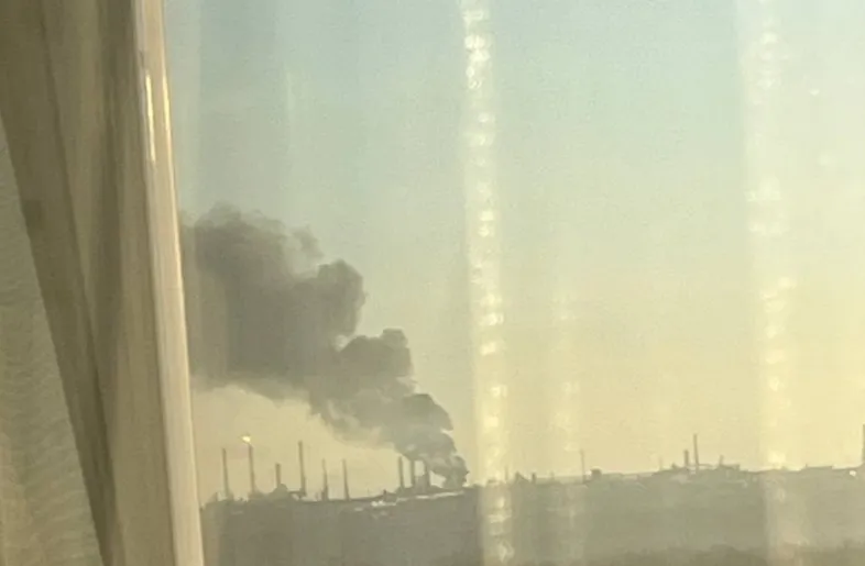 У російській Уфі атаковано НПЗ, сталась пожежа: чорний дим видно здалеку. Фото і відео dzzzyzzzyzzzzyqyytqudant