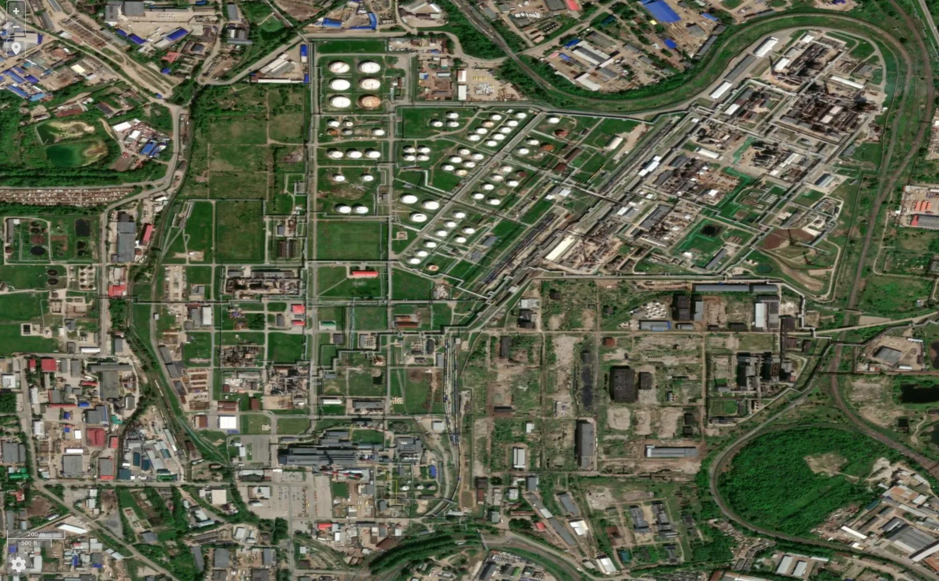 У російській Уфі атаковано НПЗ, сталась пожежа: чорний дим видно здалеку. Фото і відео